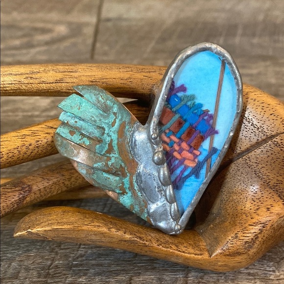 Artistic Heart-Shaped Brooch with Multicolor Design - Picture 8 of 9